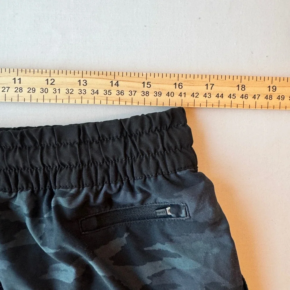 Vuori Clementine Shorts Womens Large Black Charcoal Camo Running Athletic Yoga